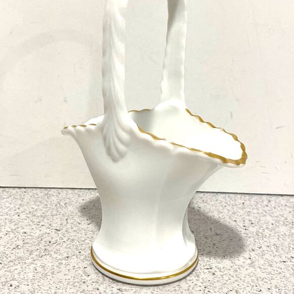 Westmoreland milk glass bride's basket hand painted signed top handle vase - Picture 4 of 9